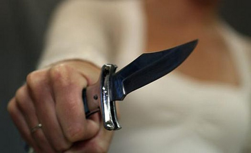 В поселке Родинский женщина из неприязни пырнула мужчину ножом